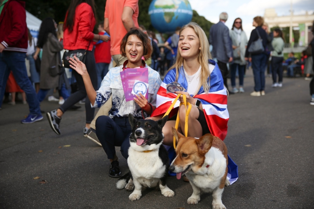 Students of Parallel Degree Programme in International Relations and corgis Lisa and Tikhon at HSE Day 2017