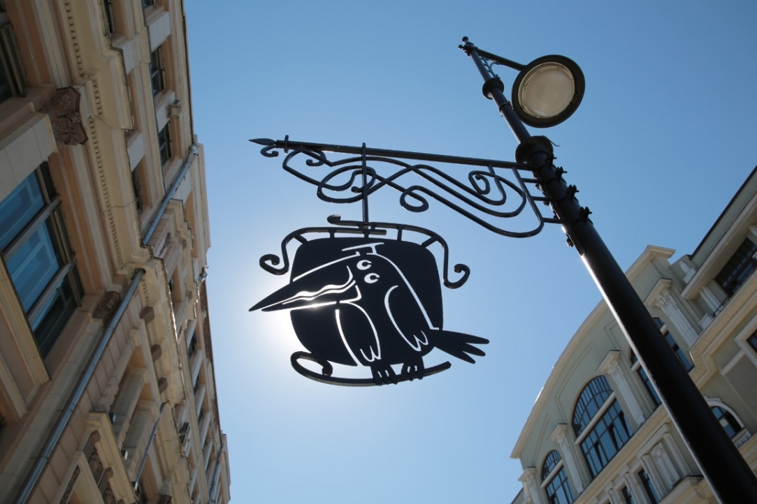 Ворона на Мясницкой: символ Вышки поселился на фонарном столбе