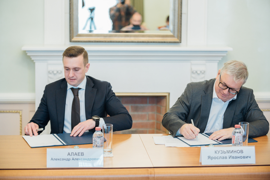 Иллюстрация к новости: Высшая школа экономики и Российский футбольный союз подписали меморандум о сотрудничестве