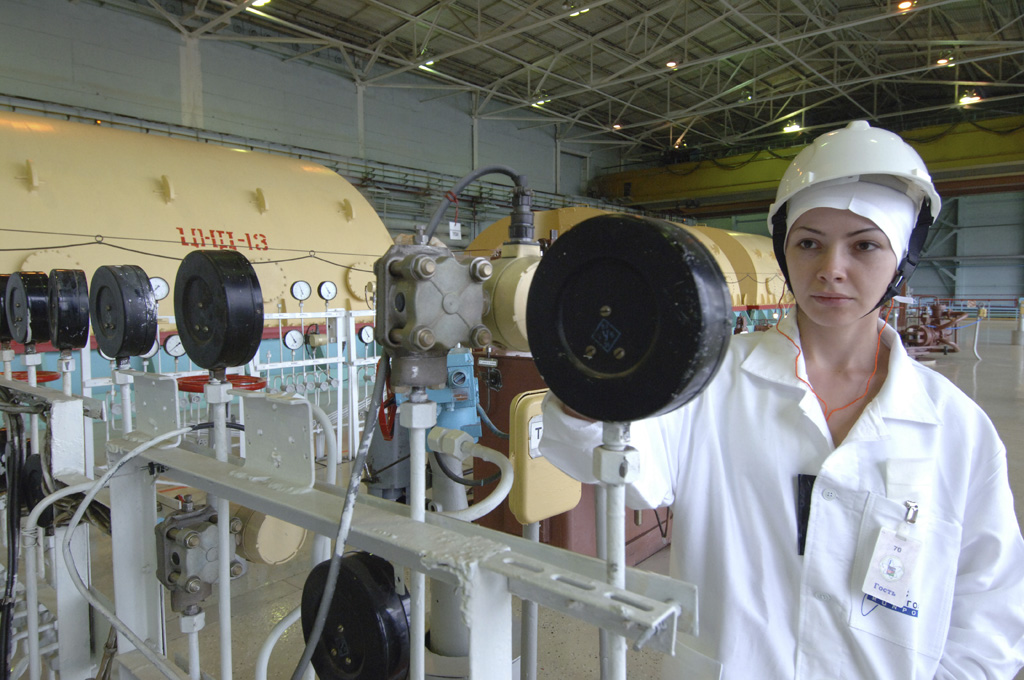 Работницы в машинном отделении Курской атомной электростанции