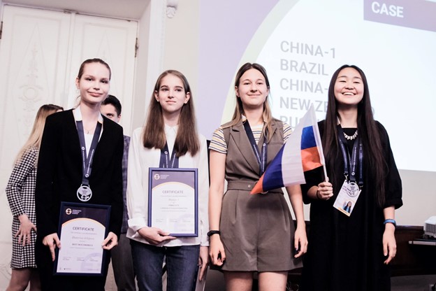 Победители из команды России на международной олимпиаде по экономике в 2019 году