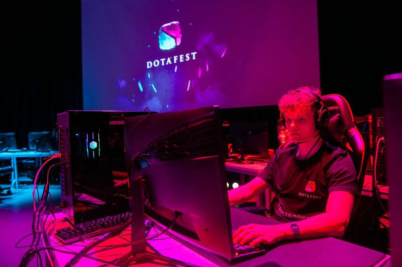 Поединки, косплей и пицца: как в Вышке прошел киберспортивный фестиваль DotaFest