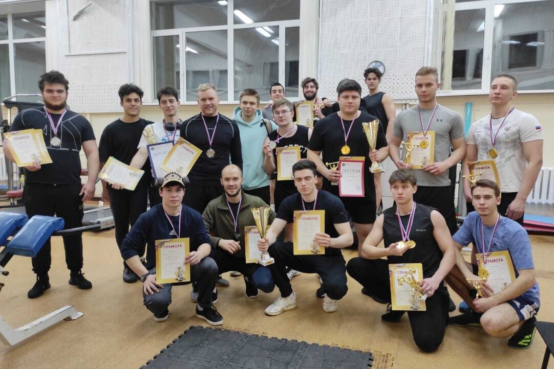 Иллюстрация к новости: Поздравляем команду ФЭН с третьим местом в межфакультетском соревновании по русскому жиму, а также ребят, выступавших в личном зачете!
