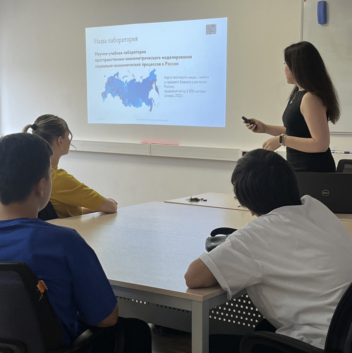Алина Уразбаева рассказала старшеклассникам, какие возможности дает Вышка для научной деятельности студентам