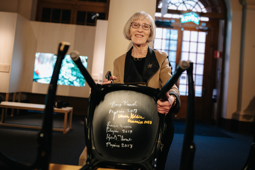 Like many laureates before her, Claudia Goldin signed a chair at the laureates' Get together at the Nobel Prize Museum in Stockholm on 6 December 2023. 