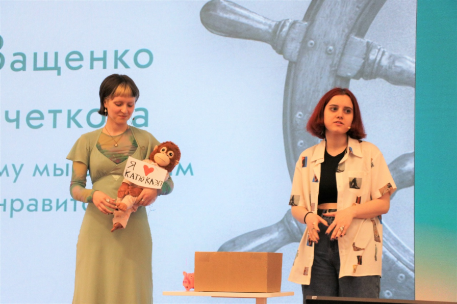 Василиса Ващенко и Полина Кочеткова наглядно демонстрируют образы хейтвотчеров