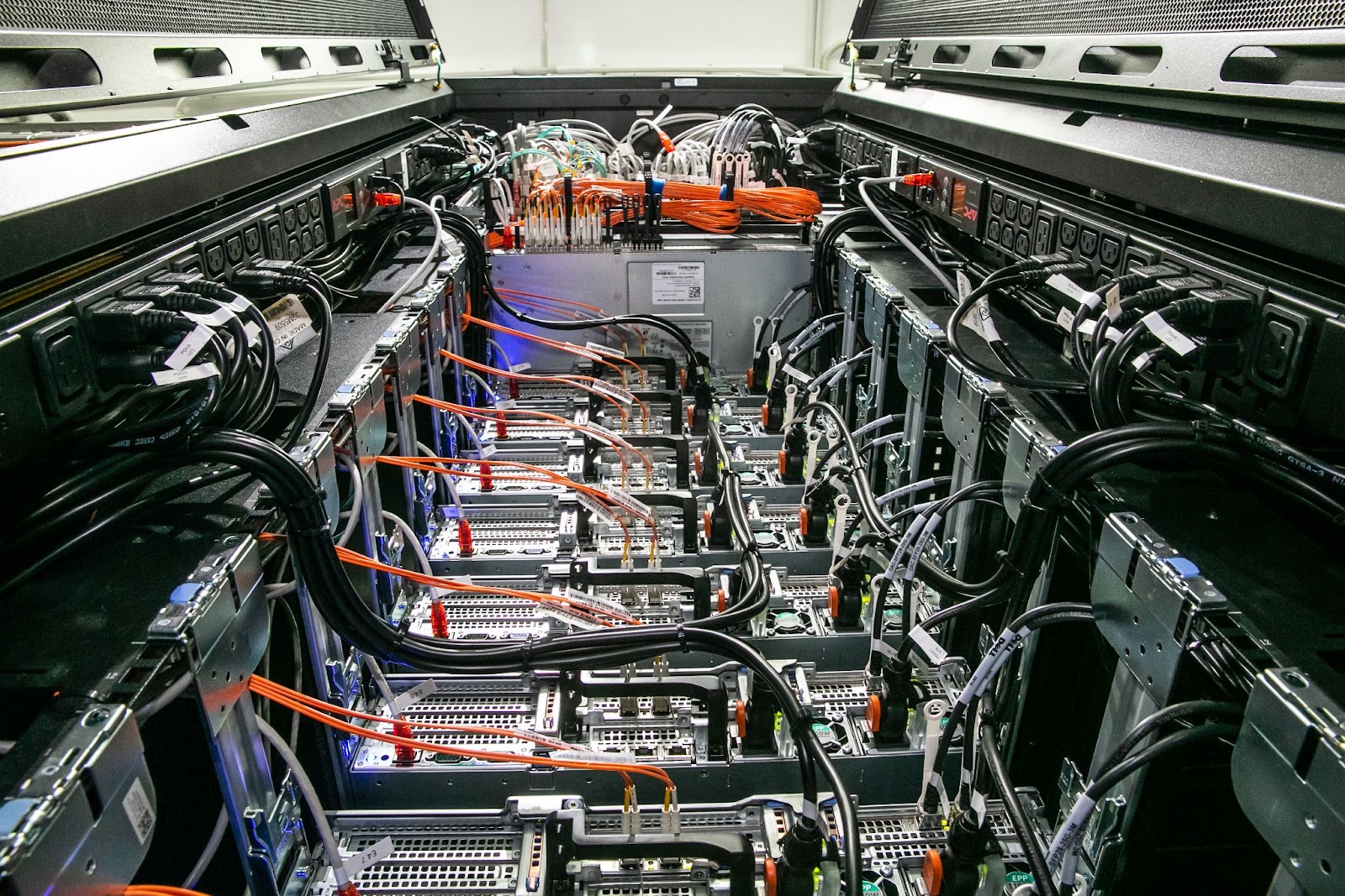 На фото: вычислительные узлы суперкомпьютера cHARISMa